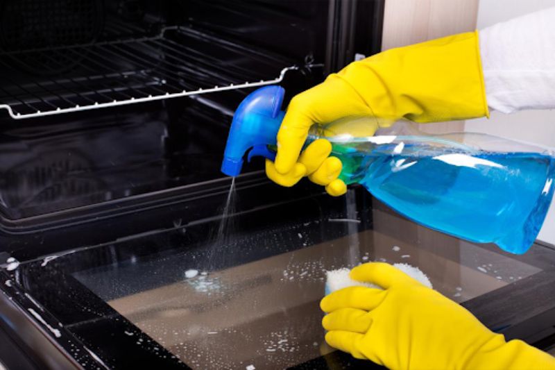 Vệ sinh lò sau khi nướng